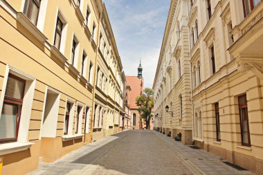 Polonya 'nın Bydgoszcz kentindeki eski şehrin sokaklarına bak.