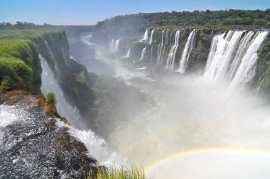 Iguaz Şelalesi ya da Iguau Şelalesi Arjantin ve Brezilya sınırındaki Iguazu Nehri 'nin şelaleleri