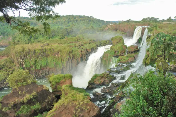 Iguaz Şelalesi ya da Iguau Şelalesi Arjantin ve Brezilya sınırındaki Iguazu Nehri 'nin şelaleleri