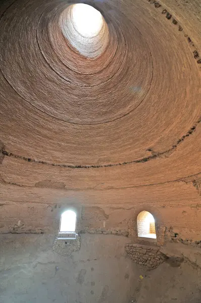 İran 'ın Abarkuh kentindeki Yakhchl ya da buz evi