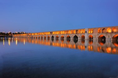     İran 'ın İsfahan şehrinde halk arasında Si-o-se-pol olarak bilinen Allahverdi Khan Köprüsü.                           