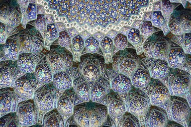        İsfahan 'daki tipik Pers mimarisinin sarkıt kasası.                        