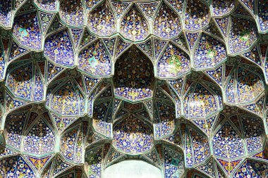 İsfahan 'daki tipik Pers mimarisinin sarkıt kasası.