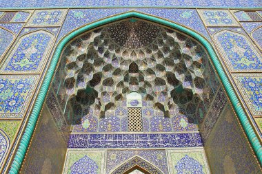      İsfahan 'daki tipik Pers mimarisinin sarkıt kasası.                          