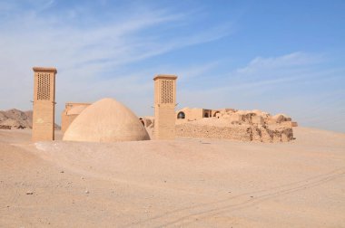 Zoroastrian 'lar tarafından İran Yazd' da yeniden doğuş için inşa edilmiş bir Sessizlik Kulesi.