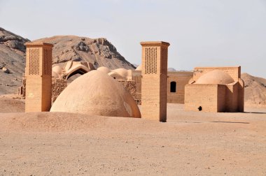 Zoroastrian 'lar tarafından İran Yazd' da yeniden doğuş için inşa edilmiş bir Sessizlik Kulesi.