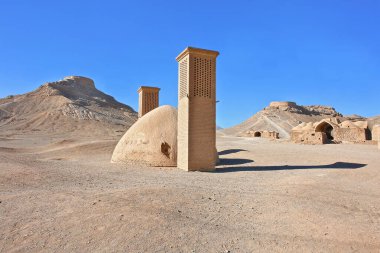 Zoroastrian 'lar tarafından İran Yazd' da yeniden doğuş için inşa edilmiş bir Sessizlik Kulesi.