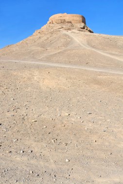 Zoroastrian 'lar tarafından İran Yazd' da yeniden doğuş için inşa edilmiş bir Sessizlik Kulesi.