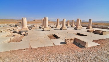 Pasargadae harabeleri. Büyük Cyrus 'un emrindeki Achaemenid İmparatorluğu' nun başkenti.