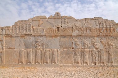 Persepolis, İran 'daki Achaemenid krallarına saygılarını sunan İran İmparatorluğu' ndan gelen heyetleri tasvir eden kabartmalar.