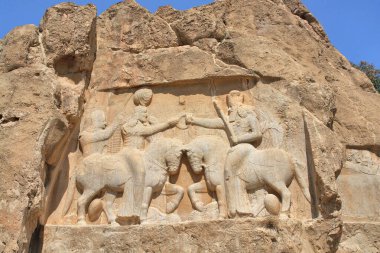      İran 'ın Persepolis yakınlarındaki naqsh e Rostam Mezarları Sasani döneminin hükümdarı Ardashir I' i resmediyor..                          