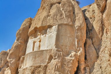      İran 'ın Persepolis yakınlarındaki naqsh e Rostam Mezarları Sasani döneminin hükümdarı Ardashir I' i resmediyor..                          