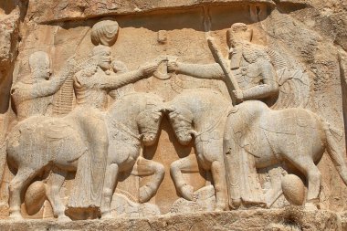      İran 'ın Persepolis yakınlarındaki naqsh e Rostam Mezarları Sasani döneminin hükümdarı Ardashir I' i resmediyor..                          
