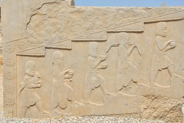 Persepolis, İran 'daki Achaemenid krallarına saygılarını sunan İran İmparatorluğu' ndan gelen heyetleri tasvir eden kabartmalar.