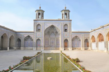 İran 'ın Şiraz kentindeki Pembe Cami olarak da bilinen Nasir al-Mulk Camii.