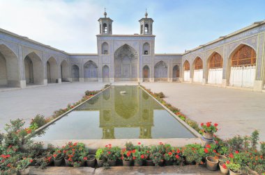 İran 'ın Şiraz kentindeki Pembe Cami olarak da bilinen Nasir al-Mulk Camii.