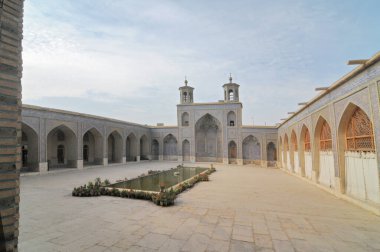 İran 'ın Şiraz kentindeki Pembe Cami olarak da bilinen Nasir al-Mulk Camii.