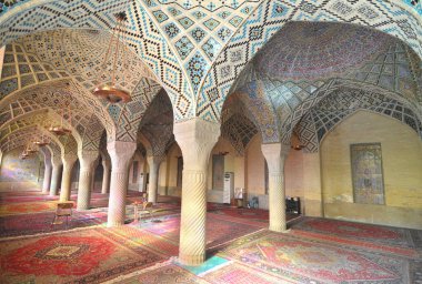 İran 'ın Şiraz kentindeki Pembe Cami olarak da bilinen Nasir el Mulk Camii' nin içi.