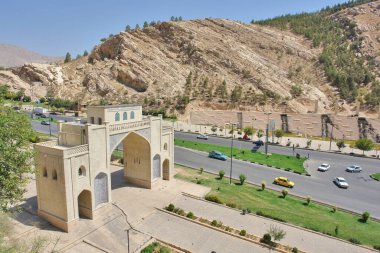   Kuran Kapısı, İran 'ın Shiraz şehrinin kuzeyindeki tarihi kapı.                            