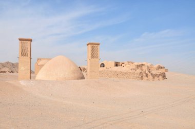 Zoroastrian 'lar tarafından İran Yazd' da yeniden doğuş için inşa edilmiş bir Sessizlik Kulesi.
