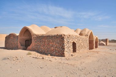 Zoroastrian 'lar tarafından İran Yazd' da yeniden doğuş için inşa edilmiş bir Sessizlik Kulesi.