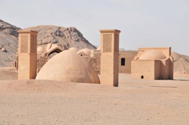 Zoroastrian 'lar tarafından İran Yazd' da yeniden doğuş için inşa edilmiş bir Sessizlik Kulesi.