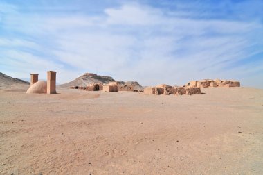 Zoroastrian 'lar tarafından İran Yazd' da yeniden doğuş için inşa edilmiş bir Sessizlik Kulesi.