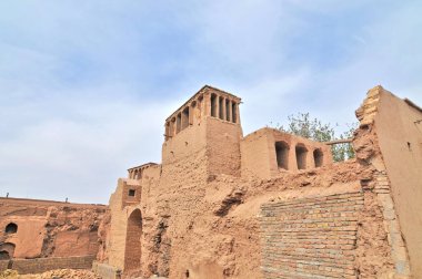       Bir rüzgar kulesi (rüzgar yakalayıcı) - binalarda doğal havalandırma yaratmak için geleneksel bir Pers mimari unsuru.                         