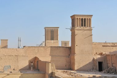       Bir rüzgar kulesi (rüzgar yakalayıcı) - binalarda doğal havalandırma yaratmak için geleneksel bir Pers mimari unsuru.                         