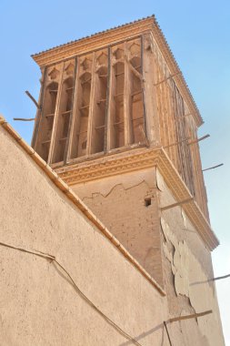       Bir rüzgar kulesi (rüzgar yakalayıcı) - binalarda doğal havalandırma yaratmak için geleneksel bir Pers mimari unsuru.                         