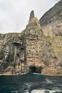 Trllkonufingur - Sandavgur 'un eteklerindeki Vgar sahilinden yükselen heybetli kaya sütunu.