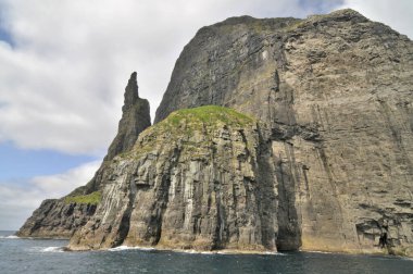Trllkonufingur - Sandavgur 'un eteklerindeki Vgar sahilinden yükselen heybetli kaya sütunu.