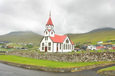       Sandavgur Kilisesi (Danca: Sandevg) - Faroese adasının güney kıyısında bir şehir..                         
