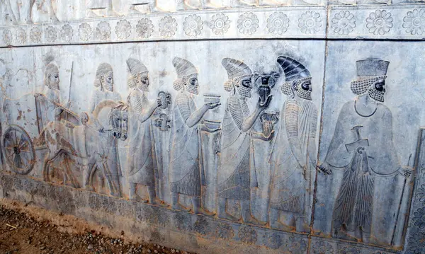 Persepolis, İran 'daki Achaemenid krallarına saygılarını sunan İran İmparatorluğu' ndan gelen heyetleri tasvir eden kabartmalar.