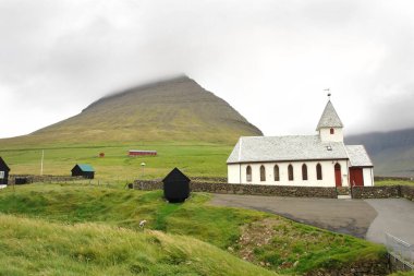 Faroe Adaları 'ndaki Vidareidi köyündeki kilise, Atlatntic Okyanusu, Danimarka