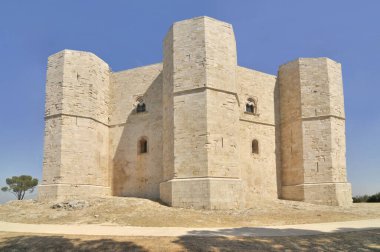 Castel del Monte İtalya 'nın güneydoğusundaki Apulia bölgesinde, Andria' da bir tepede yer almaktadır..