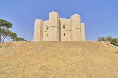 Castel del Monte İtalya 'nın güneydoğusundaki Apulia bölgesinde, Andria' da bir tepede yer almaktadır..