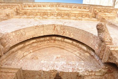 Castel del Monte 'deki taş parçası güneydoğu İtal' in Apulia bölgesinde, Andria 'da bir tepenin üzerinde yer almaktadır.