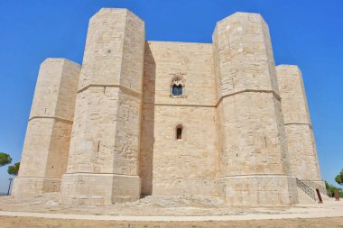 Castel del Monte İtalya 'nın güneydoğusundaki Apulia bölgesinde, Andria' da bir tepede yer almaktadır..