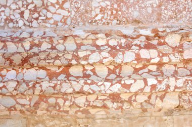 Castel del Monte 'deki taş parçası güneydoğu İtal' in Apulia bölgesinde, Andria 'da bir tepenin üzerinde yer almaktadır.