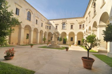 İtalya 'nın Puglia eyaletindeki Lecce şehrinde bulunan Piazza Duomo' da papaz okulu binası bulunmaktadır.