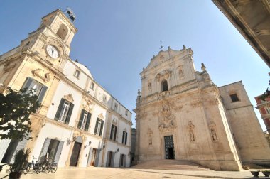 Martina 'nın çan kulesi ve saati Franca Puglia witk Basilica di San Martino, İtalya