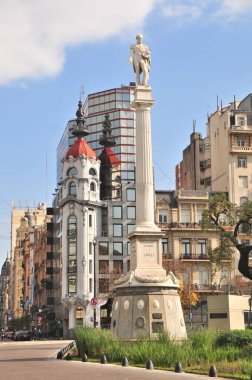 Buenos Aires 'teki Plaza Lavalle General Lavalle' ın anıtıyla, Arjantin
