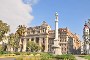 Buenos Aires 'teki Plaza Lavalle General Lavalle' ın anıtıyla, Arjantin
