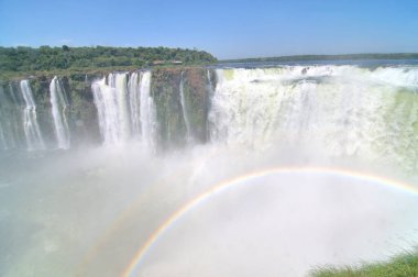 Iguaz Şelalesi ya da Iguau Şelalesi Arjantin ve Brezilya sınırındaki Iguazu Nehri 'nin şelaleleri