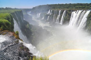 Iguaz Şelalesi ya da Iguau Şelalesi Arjantin ve Brezilya sınırındaki Iguazu Nehri 'nin şelaleleri