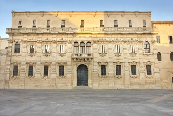 İtalya 'nın Puglia eyaletindeki Lecce şehrinde bulunan Piazza Duomo' da papaz okulu binası bulunmaktadır.