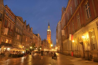 Neptün 'ün çeşmesiyle Gansk' taki belediye binasının gece manzarası.