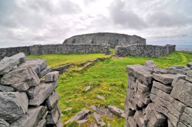 Dun Aengus - İrlanda Cumhuriyeti 'nin Galway ilçesinin Aran Adaları' ndaki tarih öncesi tepe kaleleri
