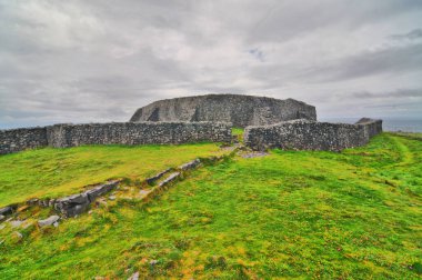 Dun Aengus - İrlanda Cumhuriyeti 'nin Galway ilçesinin Aran Adaları' ndaki tarih öncesi tepe kaleleri